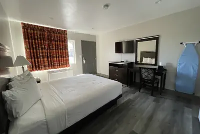 Photo 4 - University Inn