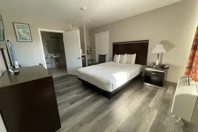 Photo 5 - University Inn