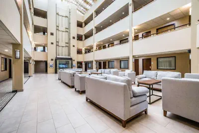 Photo 4 - Quality Suites Lansing West