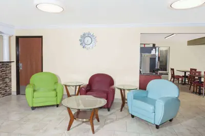 Photo 2 - Days Inn by Wyndham Springfield