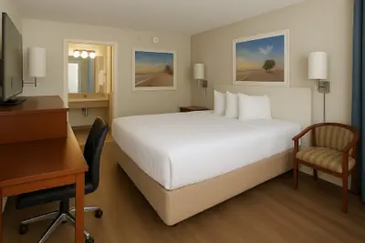Photo 4 - Days Inn by Wyndham Bradenton I-75