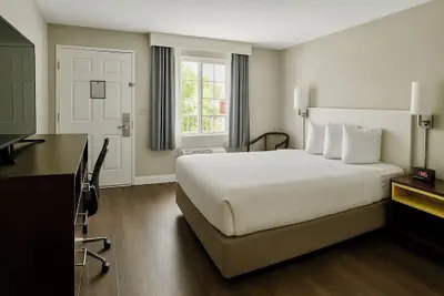 Photo 3 - Days Inn by Wyndham Bradenton I-75