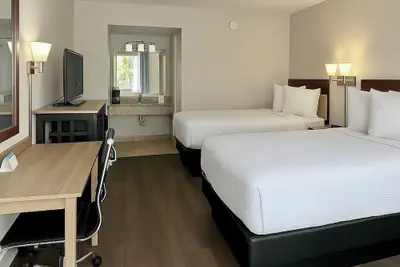 Photo 2 - Days Inn by Wyndham Bradenton I-75