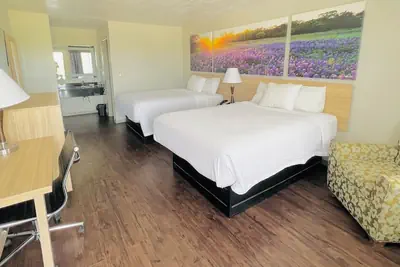 Photo 3 - Days Inn by Wyndham Canton