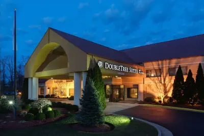Photo 2 - DoubleTree Suites by Hilton Hotel Cincinnati - Blue Ash