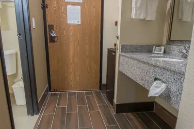 Photo 5 - Clarion Pointe Racine - Mount Pleasant