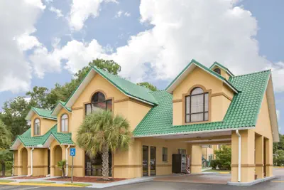 Photo 2 - Howard Johnson by Wyndham Dothan