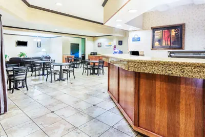Photo 3 - Days Inn & Suites by Wyndham Vancouver
