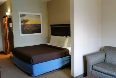 Photo 5 - Days Inn & Suites by Wyndham Vancouver