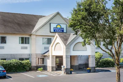 Photo 2 - Days Inn & Suites by Wyndham Vancouver