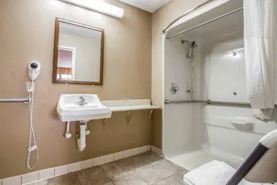 Photo 5 - Quality Inn & Suites Ft. Jackson Maingate