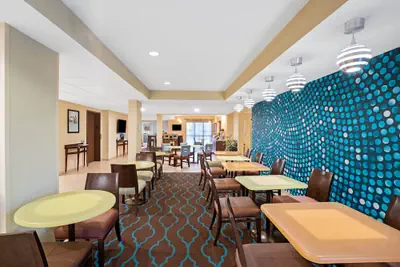 Photo 5 - La Quinta Inn & Suites by Wyndham Knoxville Airport