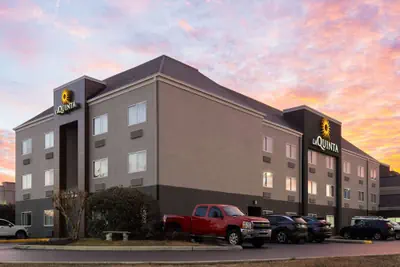 Photo 2 - La Quinta Inn & Suites by Wyndham Knoxville Airport