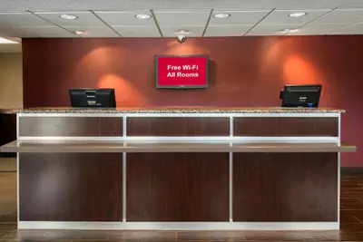 Photo 4 - Red Roof Inn PLUS+ Chicago - Naperville