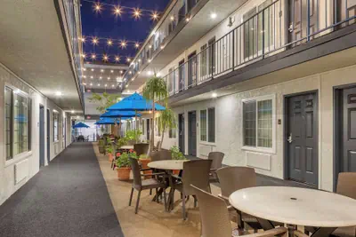 Photo 2 - Comfort Inn Santa Monica - West Los Angeles
