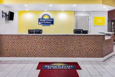 Photo 3 - Days Inn & Suites by Wyndham Williamsburg Colonial