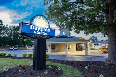 Photo 2 - Days Inn & Suites by Wyndham Williamsburg Colonial