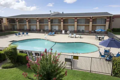 Photo 2 - Howard Johnson by Wyndham Oklahoma City Airport/ Fairgrounds