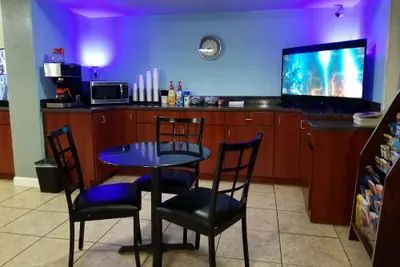 Photo 4 - Econo Inn