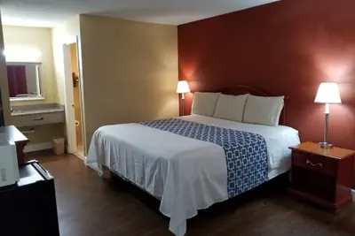 Photo 5 - Econo Inn