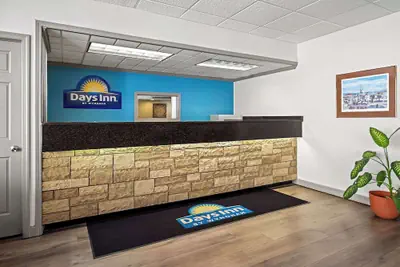 Photo 4 - Days Inn by Wyndham Dubuque