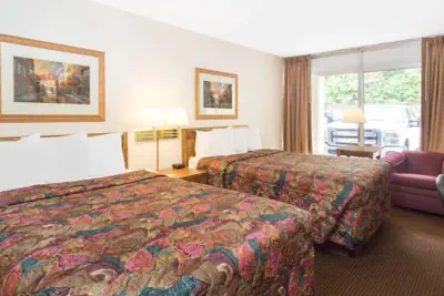 Photo 5 - Days Inn by Wyndham Dubuque