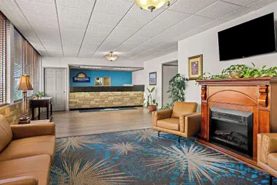Photo 3 - Days Inn by Wyndham Dubuque
