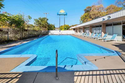 Photo 2 - Days Inn by Wyndham Dubuque