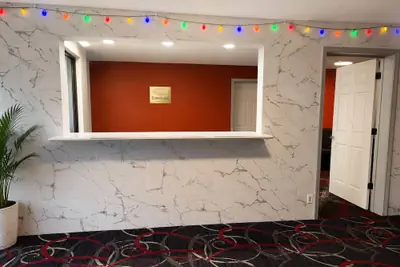 Photo 2 - Econo Lodge Calhoun South