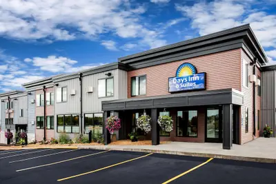 Photo 2 - Days Inn & Suites by Wyndham Duluth by the Mall