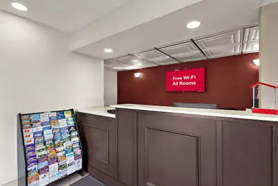 Photo 4 - Red Roof Inn Redding