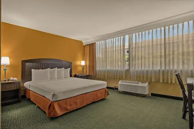 Photo 2 - Airport Honolulu Hotel, Trademark Collection by Wyndham
