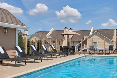 Photo 2 - Sonesta Simply Suites Cleveland Airport