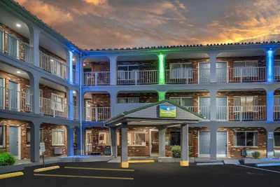 Photo 2 - SureStay Hotel by Best Western Summersville