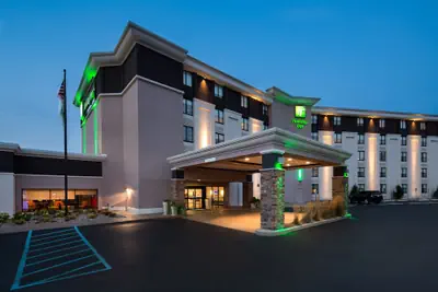 Photo 2 - Holiday Inn Milwaukee Riverfront by IHG
