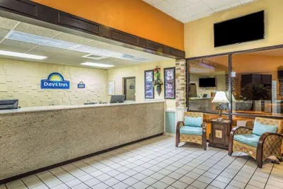 Photo 3 - Days Inn by Wyndham Lake Park/Valdosta