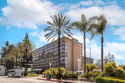 Photo 2 - Clarion Hotel Anaheim Resort