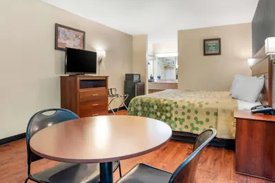 Photo 5 - Econo Lodge Inn & Suites Forest