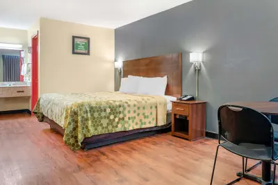 Photo 4 - Econo Lodge Inn & Suites Forest