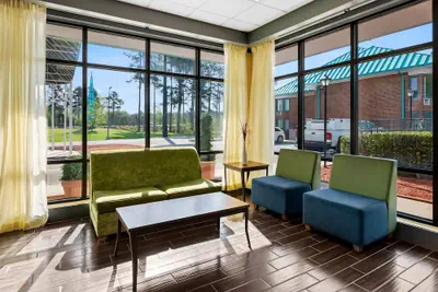 Photo 5 - Days Inn by Wyndham Petersburg/South Fort Lee