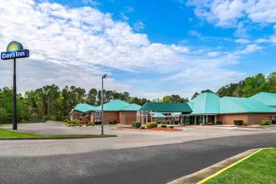 Photo 2 - Days Inn by Wyndham Petersburg/South Fort Lee
