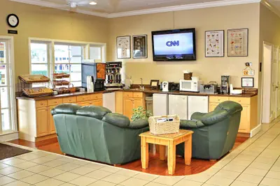 Photo 2 - Gulfcoast Inn Naples