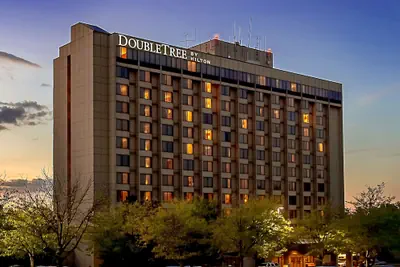 Photo 2 - DoubleTree by Hilton Hotel St. Louis - Chesterfield