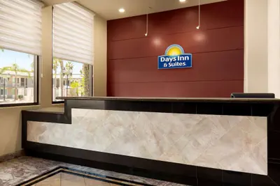 Photo 4 - Days Inn & Suites by Wyndham Anaheim At Disneyland Park