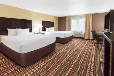 Photo 5 - Days Inn & Suites by Wyndham Davenport East