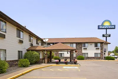 Photo 2 - Days Inn & Suites by Wyndham Davenport East