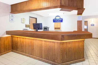 Photo 3 - Days Inn & Suites by Wyndham Davenport East
