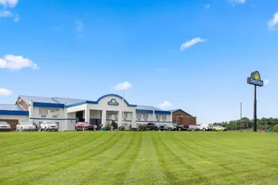 Photo 2 - Days Inn by Wyndham Madisonville