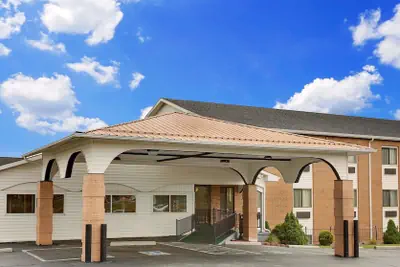 Photo 2 - Super 8 by Wyndham Hillsville