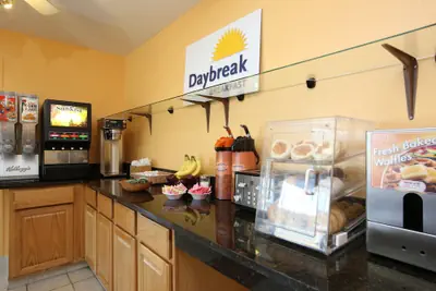 Photo 5 - Days Inn by Wyndham Queensbury/Lake George